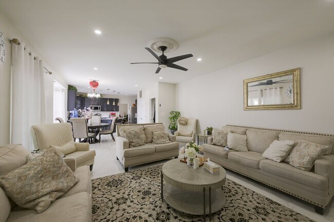 Building Photo - Luxurious Single Family Home in Emerald Farm