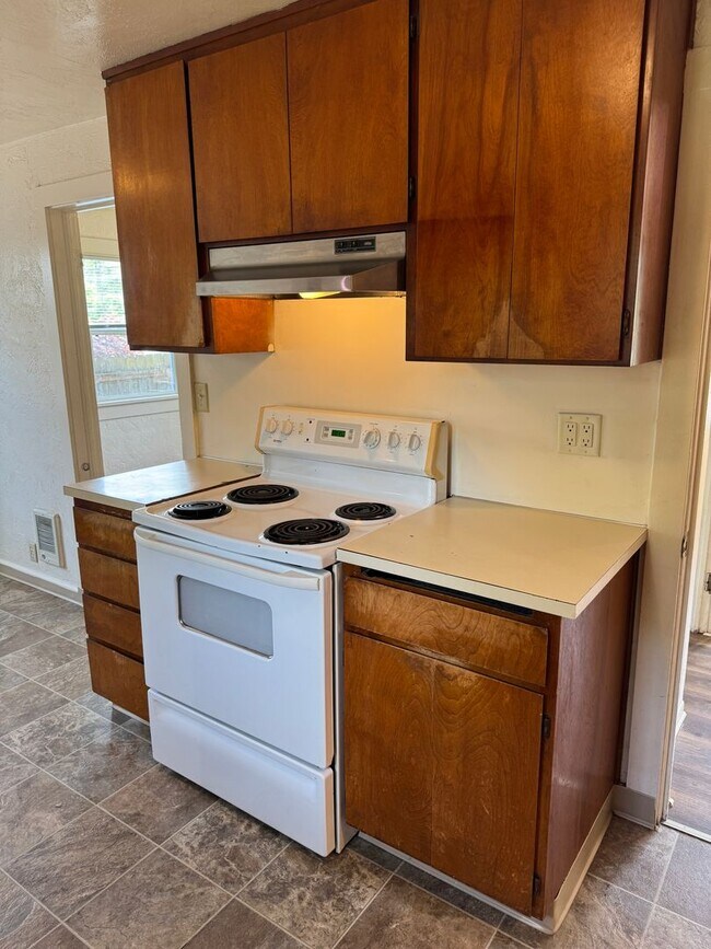 Building Photo - Cute 1 bedroom 1 bathroom house in Eugene!