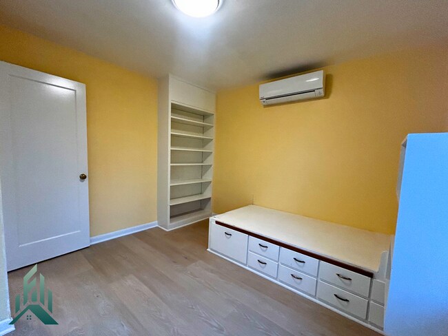 Building Photo - 1005 NW 30th St