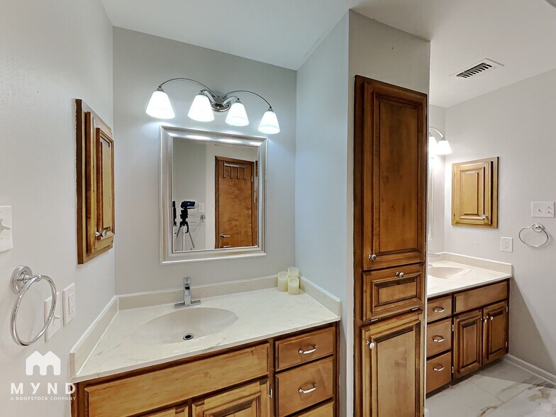 Building Photo - 15710 Fern Ridge St