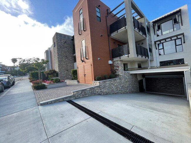 Building Photo - 3128 Cañon St