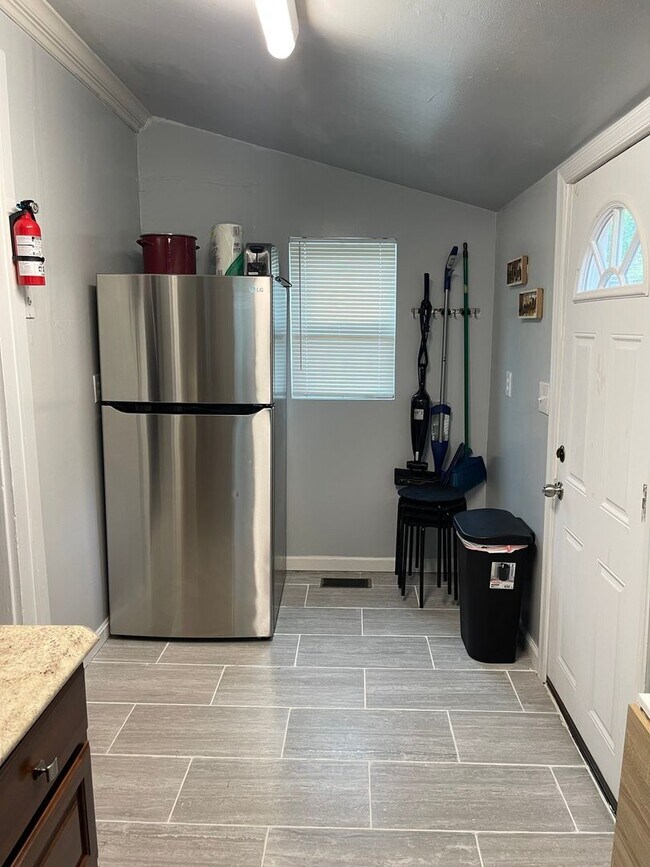 Building Photo - Spacious 1 Bedroom & den, 1 bath in Brandy...