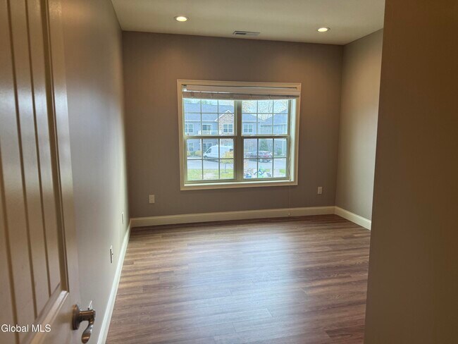 Building Photo - 48 Bavarian Wy