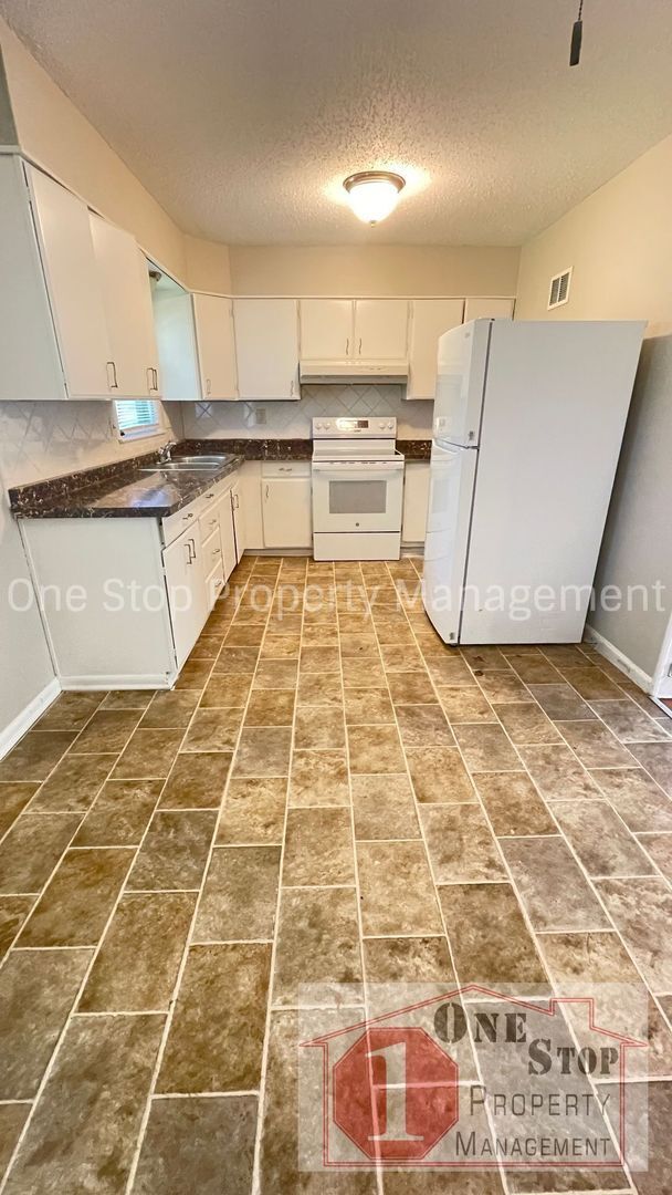 Building Photo - Charming 4 Bedroom Home with Finished Base...