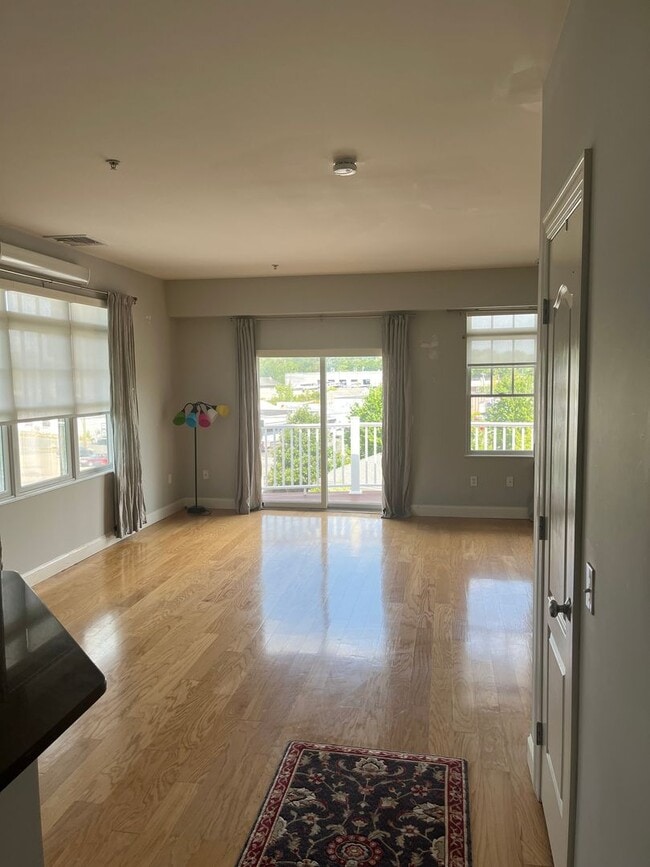 Building Photo - Modern 2 Br 1 Full / 2 half Bath Braintree Condominium