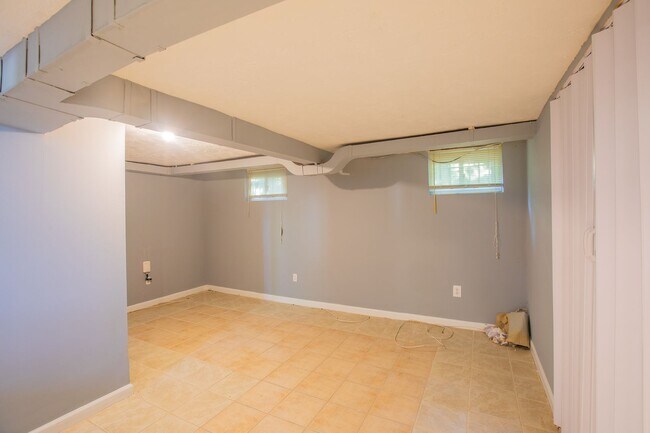 Building Photo - Amazing 4 BR/2 BA Semi-Detached Home in Ca...