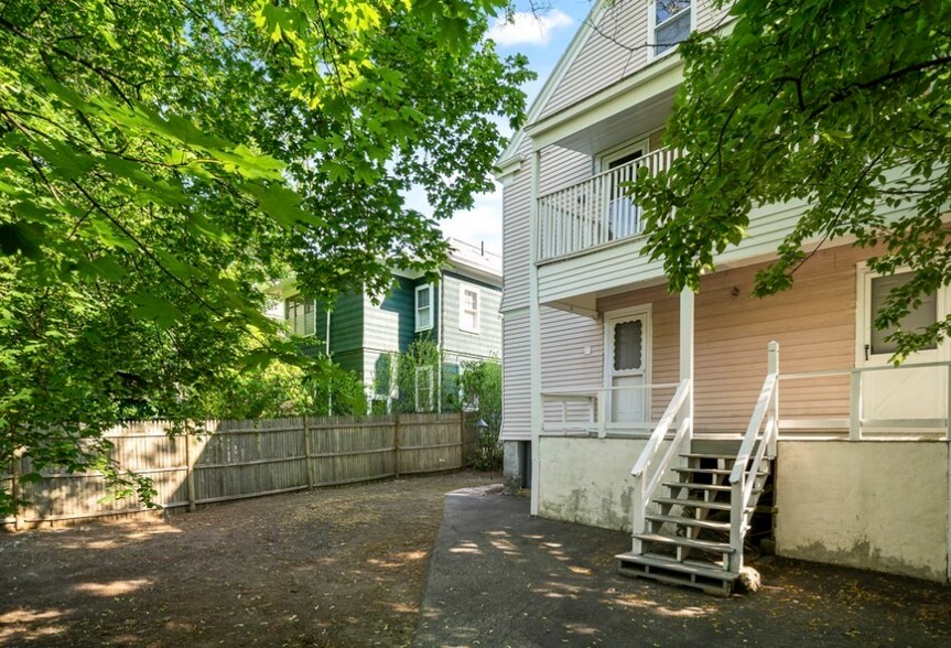 Building Photo - 44 Greenleaf Ave