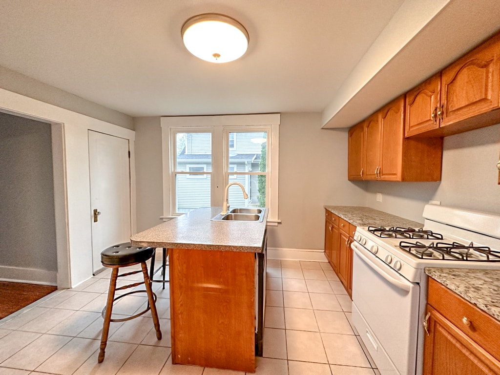 Building Photo - 190 School St