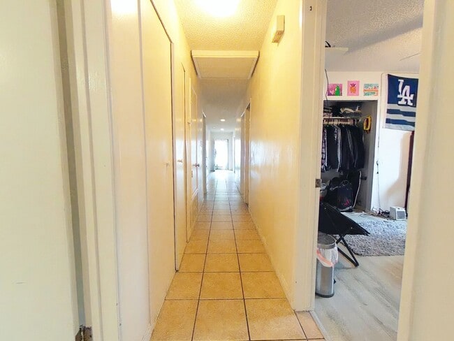 Building Photo - 5 bed 3 bath w/ POOL and Large rooms