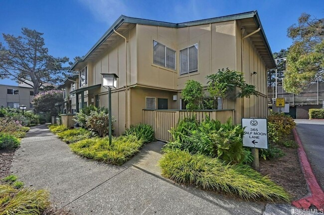 Primary Photo - Townhouse Condo 2 BD / 1.5 BA