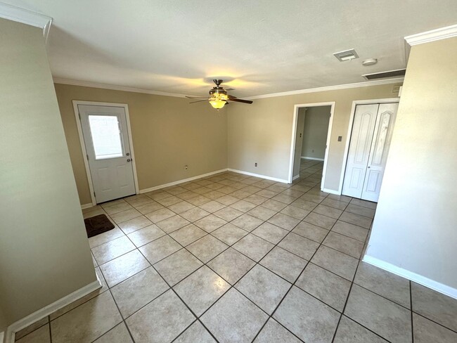 Building Photo - 2 Bedroom 1 Bath townhome located in Barri...