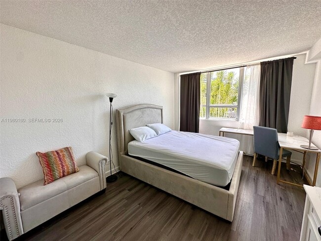 Building Photo - 1500 Bay Rd