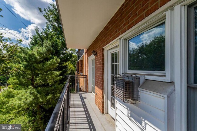 Building Photo - 6924 Fairfax Dr