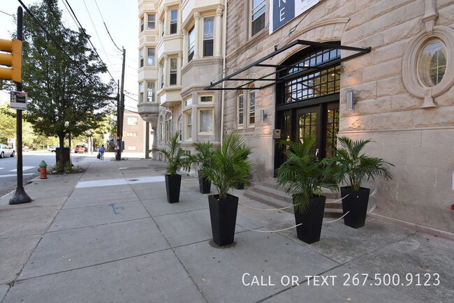 Building Photo - Lovely top floor 1BR unit with the vie of ...