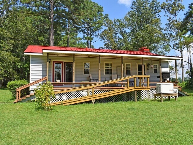 Building Photo - Great home in quiet setting