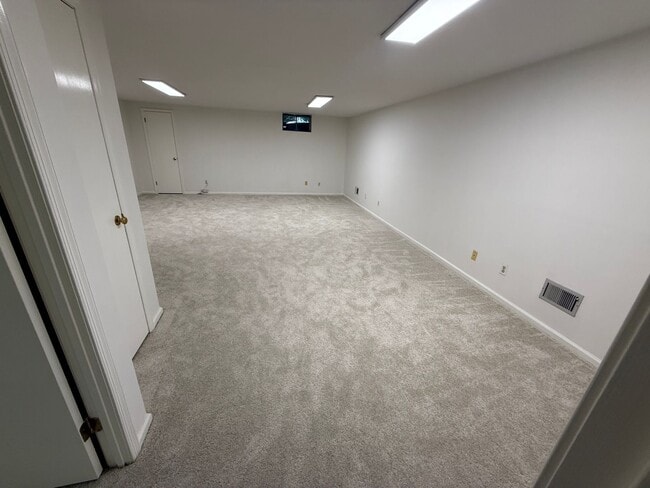 Building Photo - 3BR+BSMT Townhome (Tapestry) with COUNCIL ...