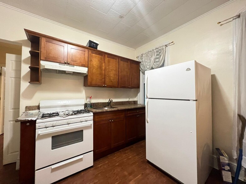 54 Montrose Ave 1 - 53 Montrose Ave