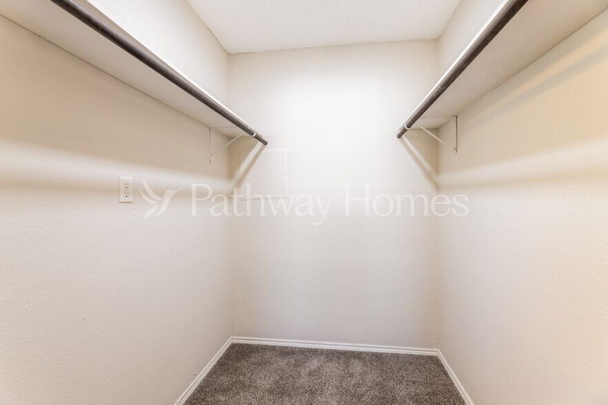 Building Photo - 1405 Dundee Dr