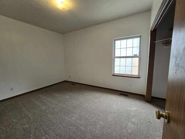 Building Photo - 748 W Belmont Ave