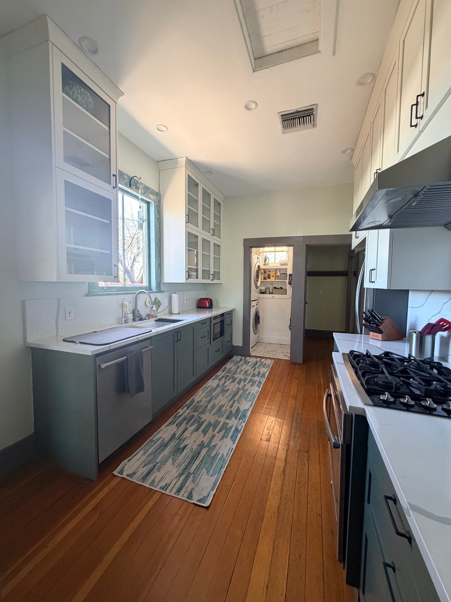 Building Photo - 921 W Alameda St