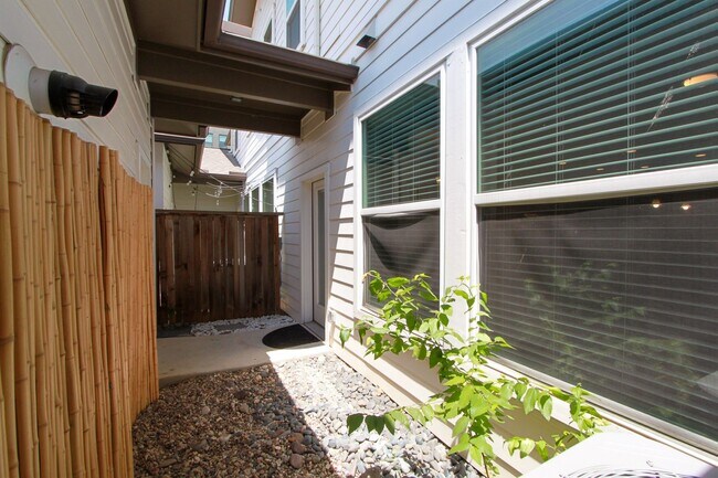 Building Photo - Beautiful 3 Bed / 2.5 Bath Home in Mueller