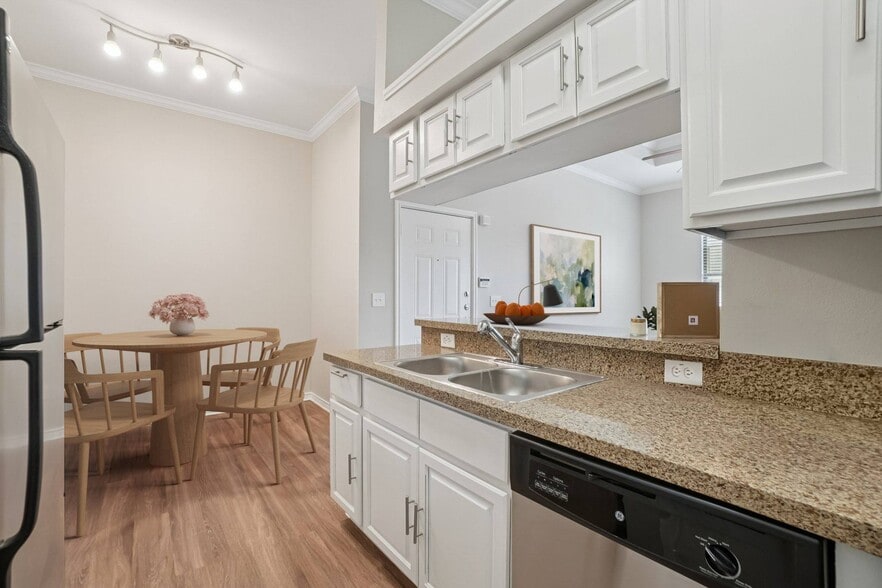 Building Photo - Crest Manor