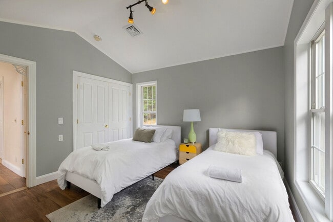 Building Photo - 338 Clove Rd