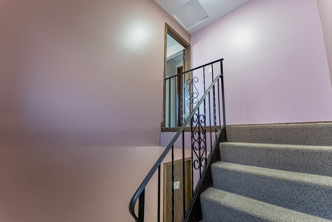 Building Photo - 7560 Banks St