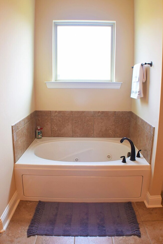 Building Photo - 324 Camelback Dr