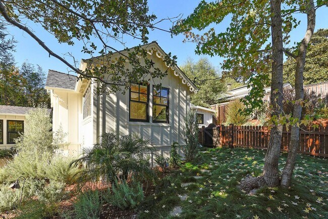 Building Photo - High end, fully furnished (or unfurnished) pair of cottages in Downtown Mill Valley! PROGRESSIVE