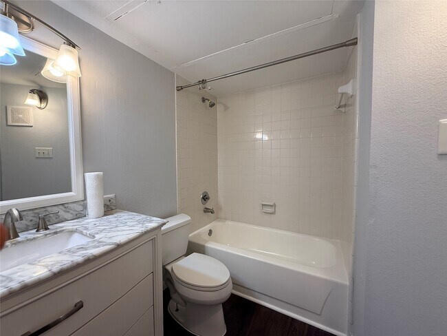 Building Photo - 2626 Holly Hall St