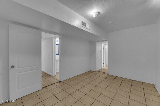 Building Photo - 4945 Sierra Madre Dr