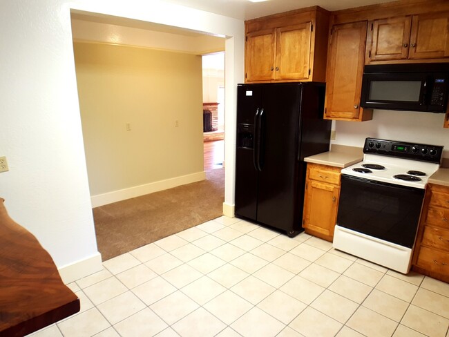 Building Photo - Beautiful 4 bedroom property near CSUC and...
