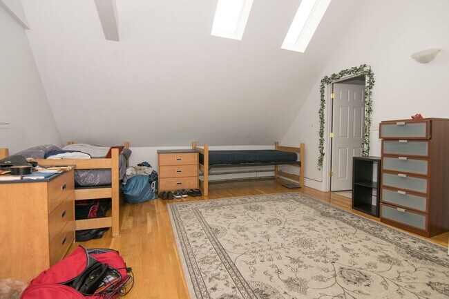 Building Photo - Brighton 6 Bed Duplex – 3.5 Baths – 4 Parking – Top Floor – No Fee – 9/1