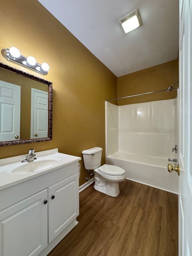 Building Photo - Updated and Spacious 3BR 2Bath House for rent