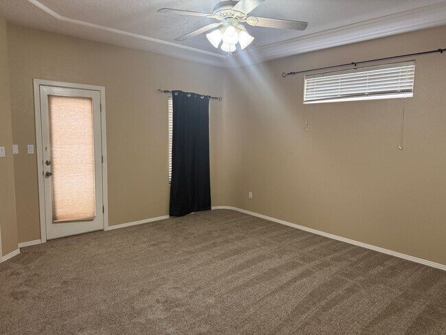 Building Photo - Location, Location!  3 Br, 2 Ba, fireplace in living room, kitchen appliances