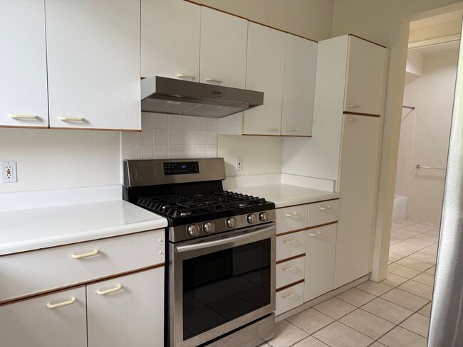 Building Photo - Spacious 2 Bedroom, 2 Full Bath End Unit with 2 Parking at Kekuilani Villas