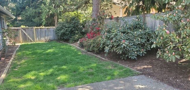 Building Photo - Fantastic 4 bedroom RAMBLER in Manorwood!