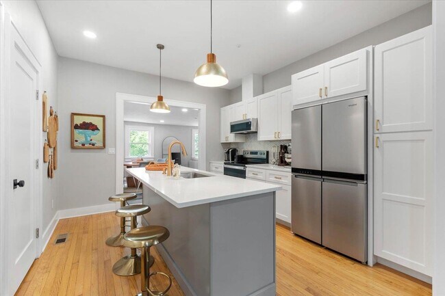 Building Photo - 420 E 6th Ave