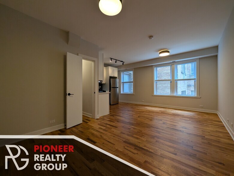 Building Photo - 648 W Wrightwood Ave