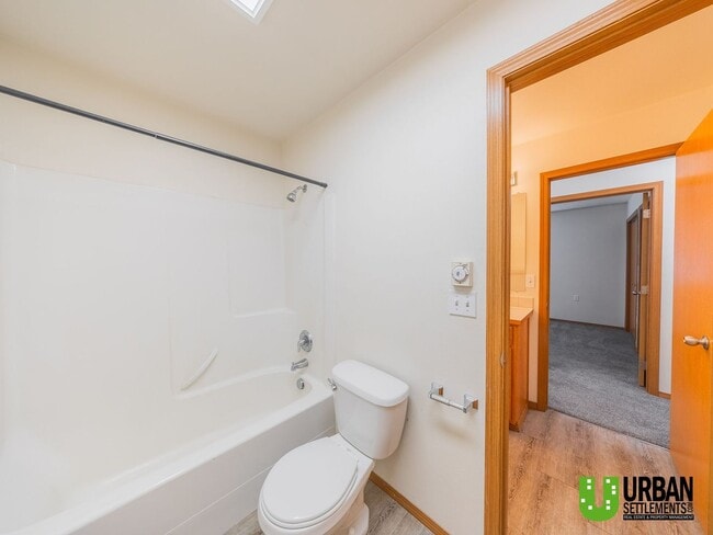 Building Photo - Spacious, clean, modern 4bd/2bth
