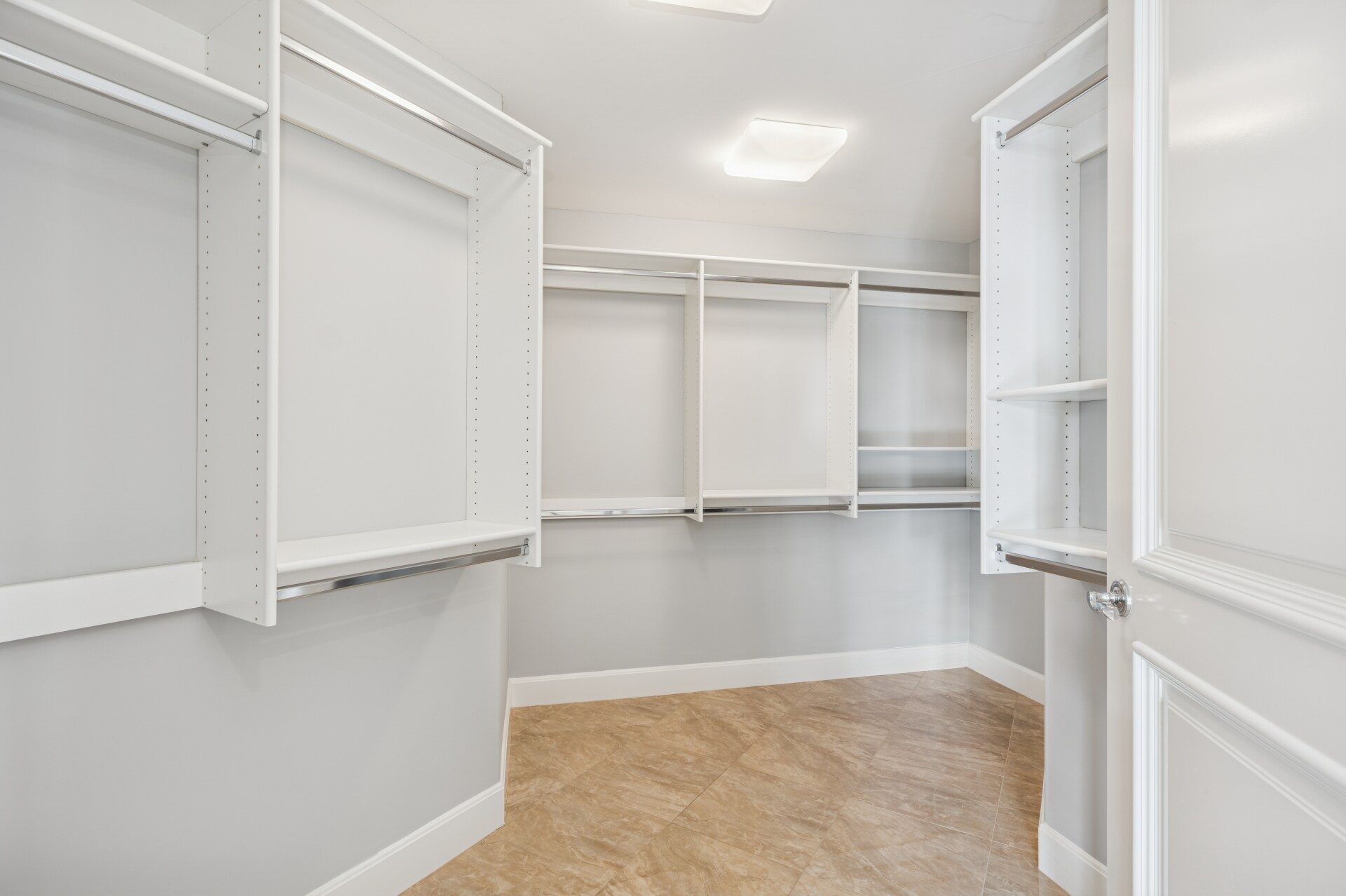 Building Photo - 5047 Scholarship