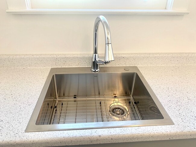 Building Photo - Richmond Dist. Bright 1 Bed/! Bath Flat w/ Hardwood Floors and Walk In Closets