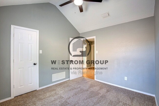 Building Photo - 3914 Meadow Dr