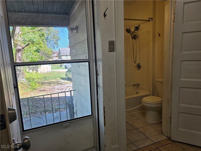 Building Photo - 846 Hunter St NW