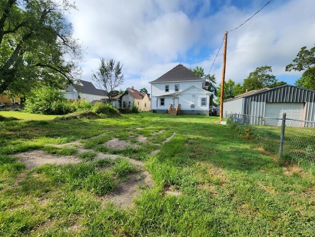 Building Photo - Spacious 2-Bedroom, 1-Bathroom Home AVAILA...