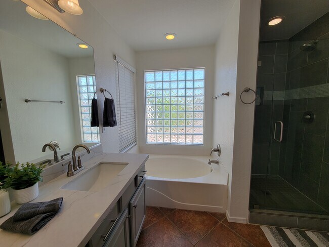 Building Photo - 1502 E Maldonado Dr