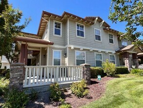 Building Photo - Beautiful 3BD/3BA, Two-Story Corner Unit C...