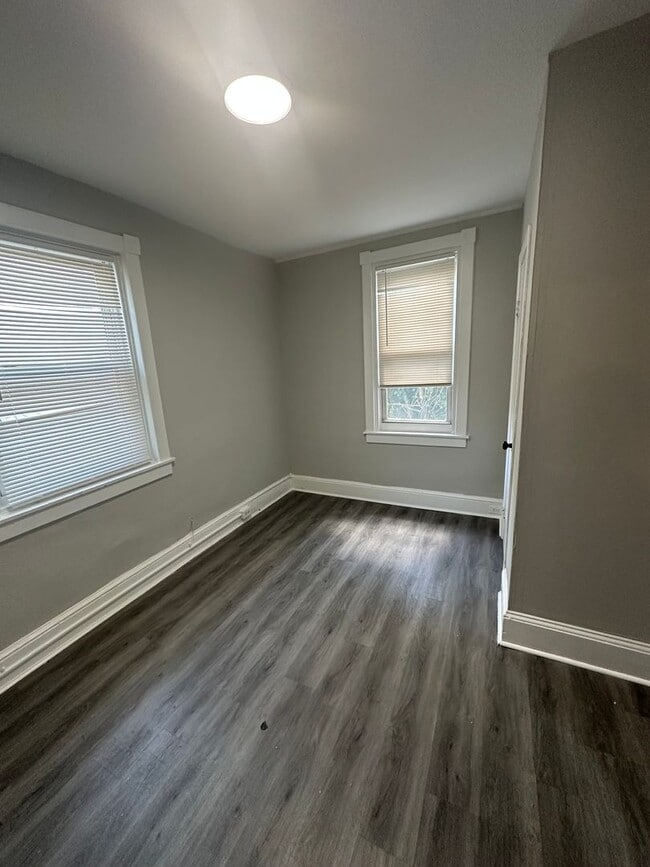 Building Photo - 3 Bed, 1 Bath Townhome