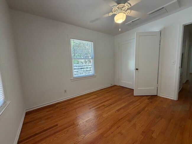 Building Photo - Cute home on large lot